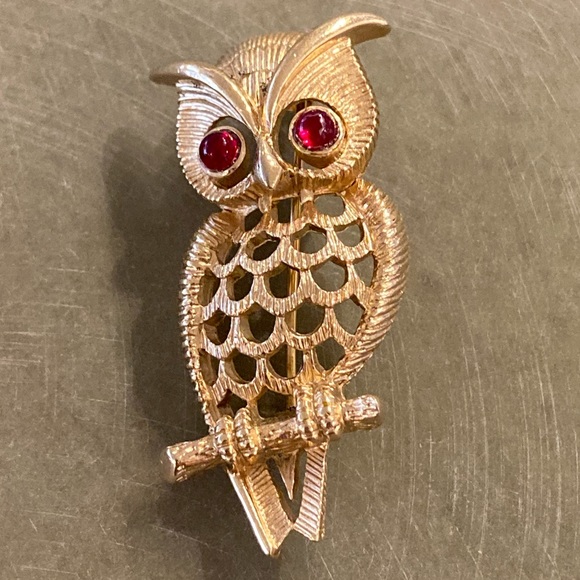 Avon | Vintage Goldtone Owl Brooch with Red Crystal Eyes - Picture 1 of 12
